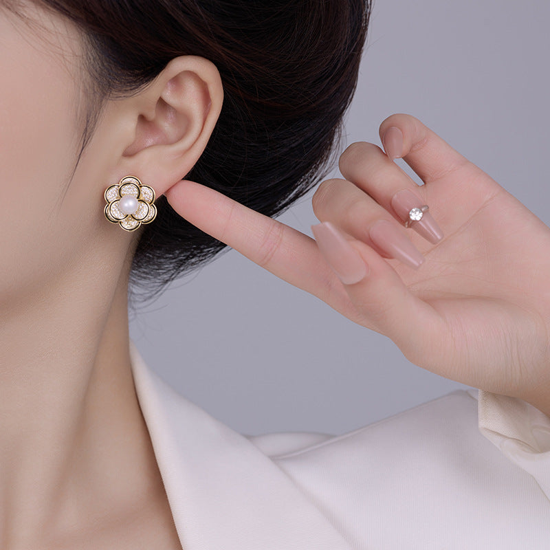 French Retro Flower Earrings For Women In Summer Light Luxury High-End Style Small Fragrance Camellia Inlaid With Zircon Pearl Silver Needle Earrings